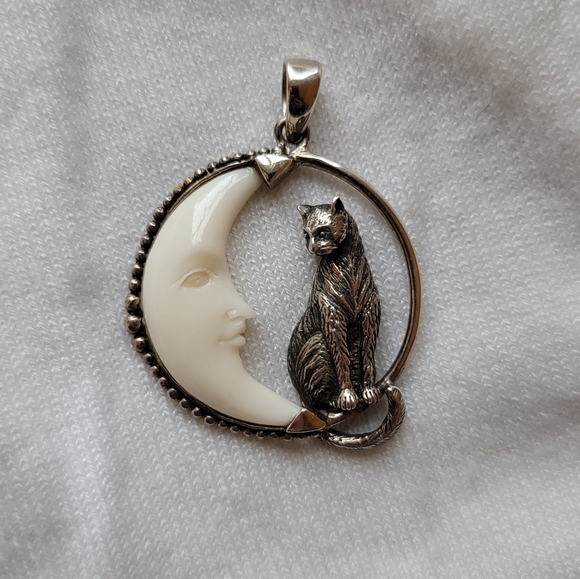 Jewelry - Sterling silver cat pendant